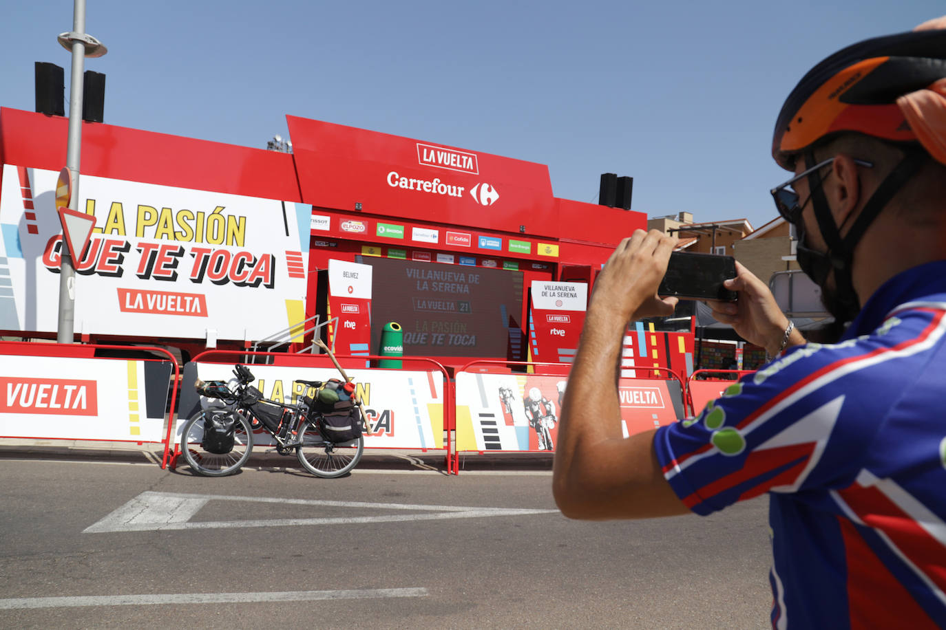 Aficionado al ciclismo en la meta. 