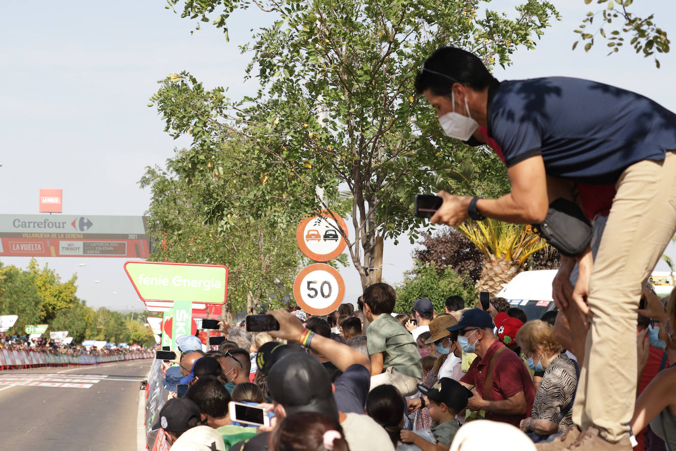 Numerosos aficionados en la meta en Villanueva de la Serena. 