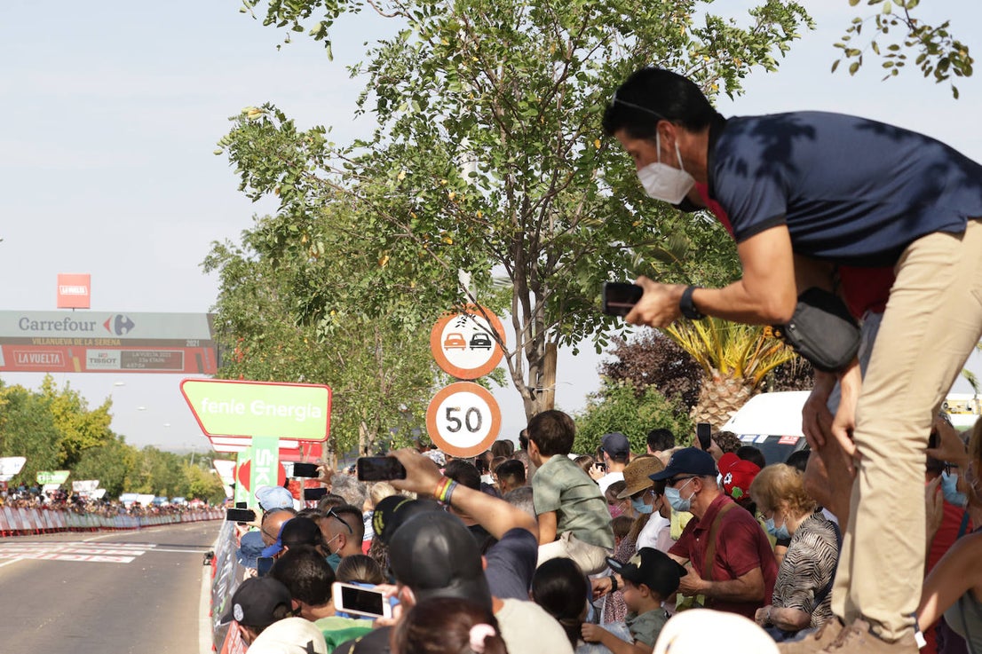 Numerosos aficionados en la meta en Villanueva de la Serena. 