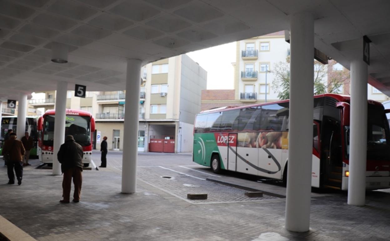 El autobús que une Villanueva y Don Benito amplía su horario de servicio