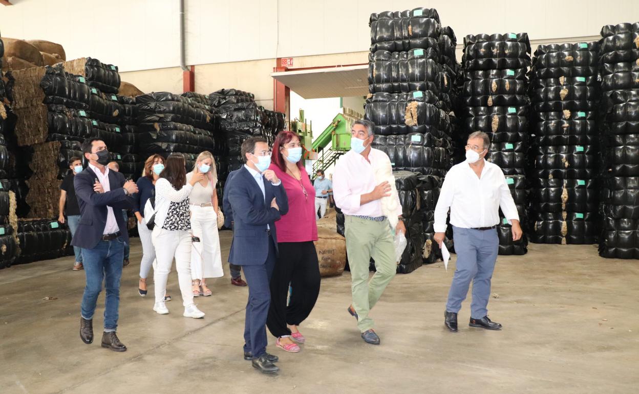 La consejera de Agricultura visita la zona de almacenamiento de la lana. 