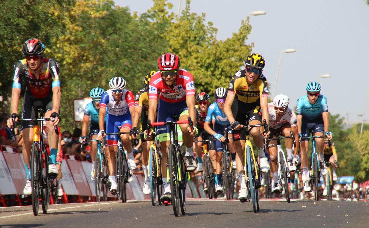 El pelotón de La Vuelta a su llegada a la meta en Villanueva de la Serena. 