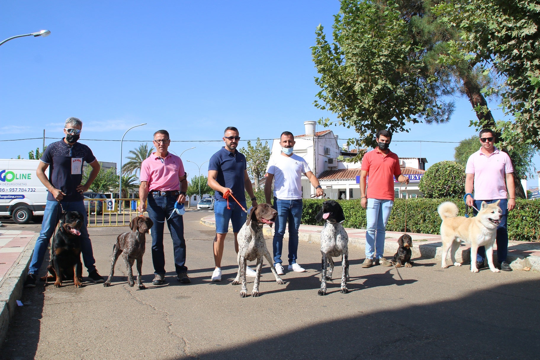 Participantes en el I Concurso Canino Nacional celebrado en Entrerríos. 