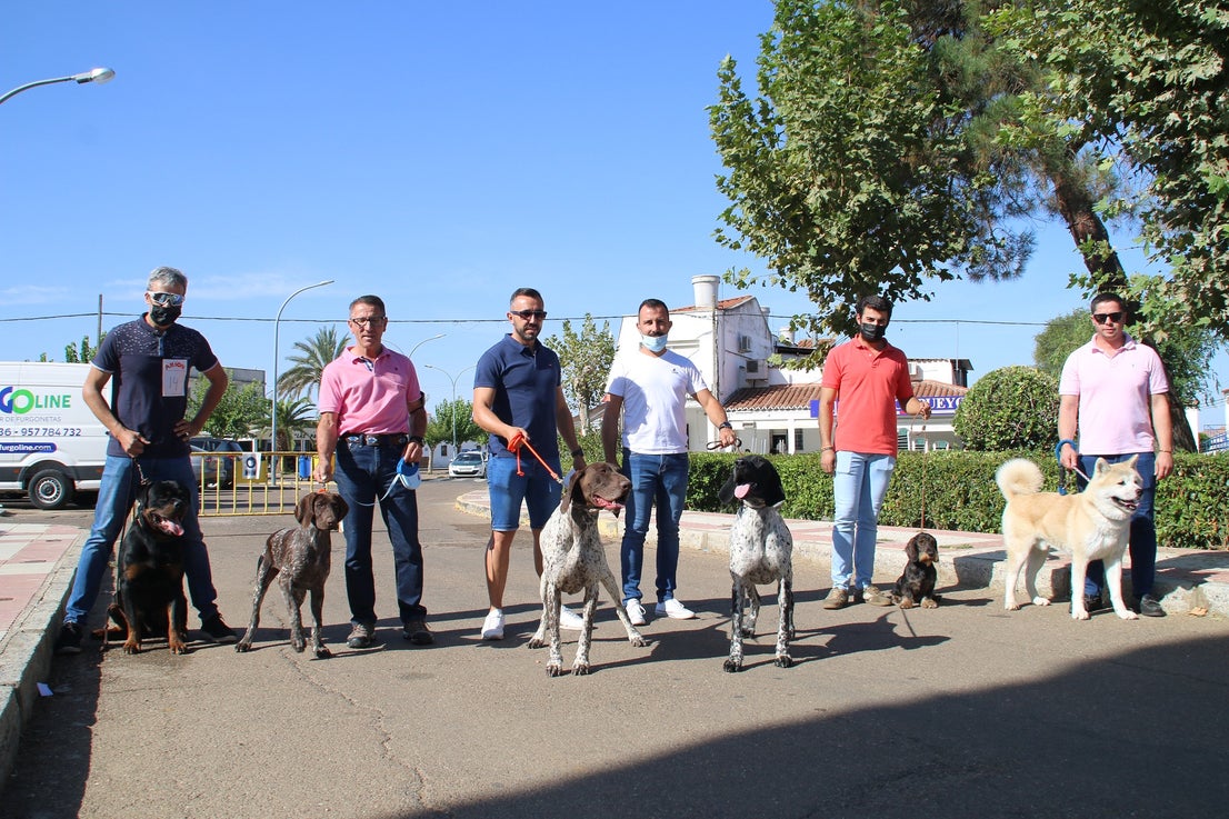 Participantes en el I Concurso Canino Nacional celebrado en Entrerríos. 