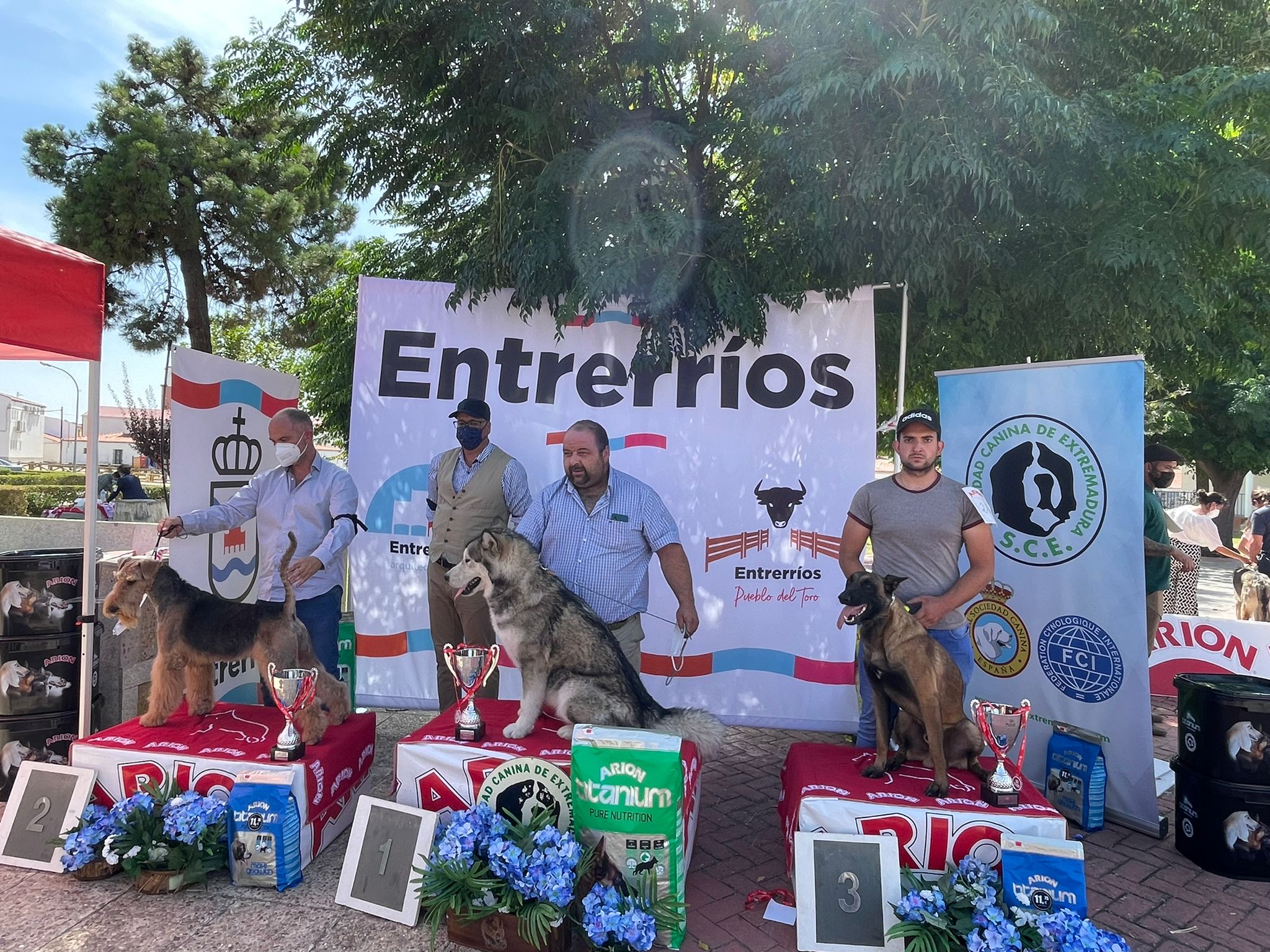 Participantes en el I Concurso Canino Nacional celebrado en Entrerríos. 
