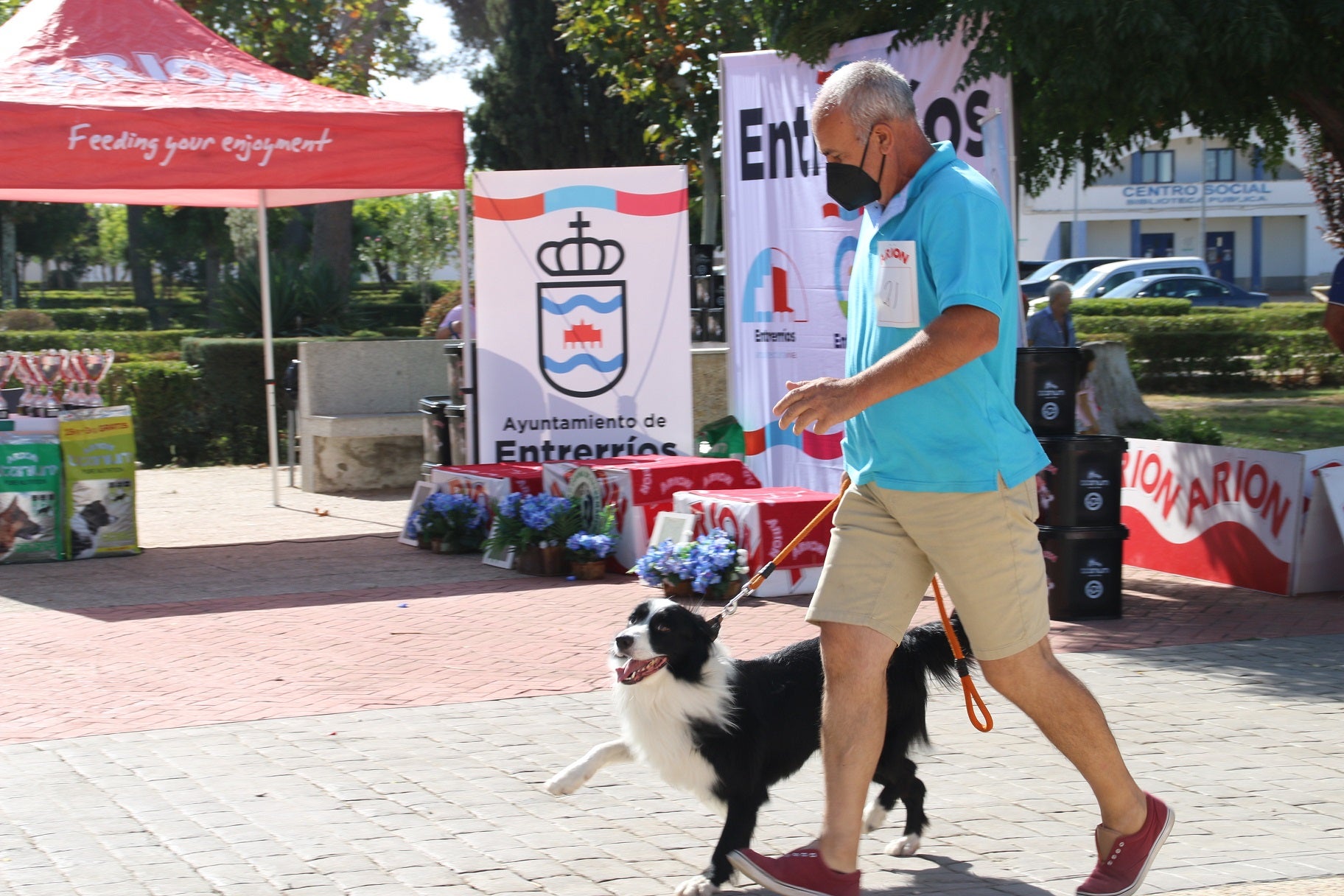 Participantes en el I Concurso Canino Nacional celebrado en Entrerríos. 