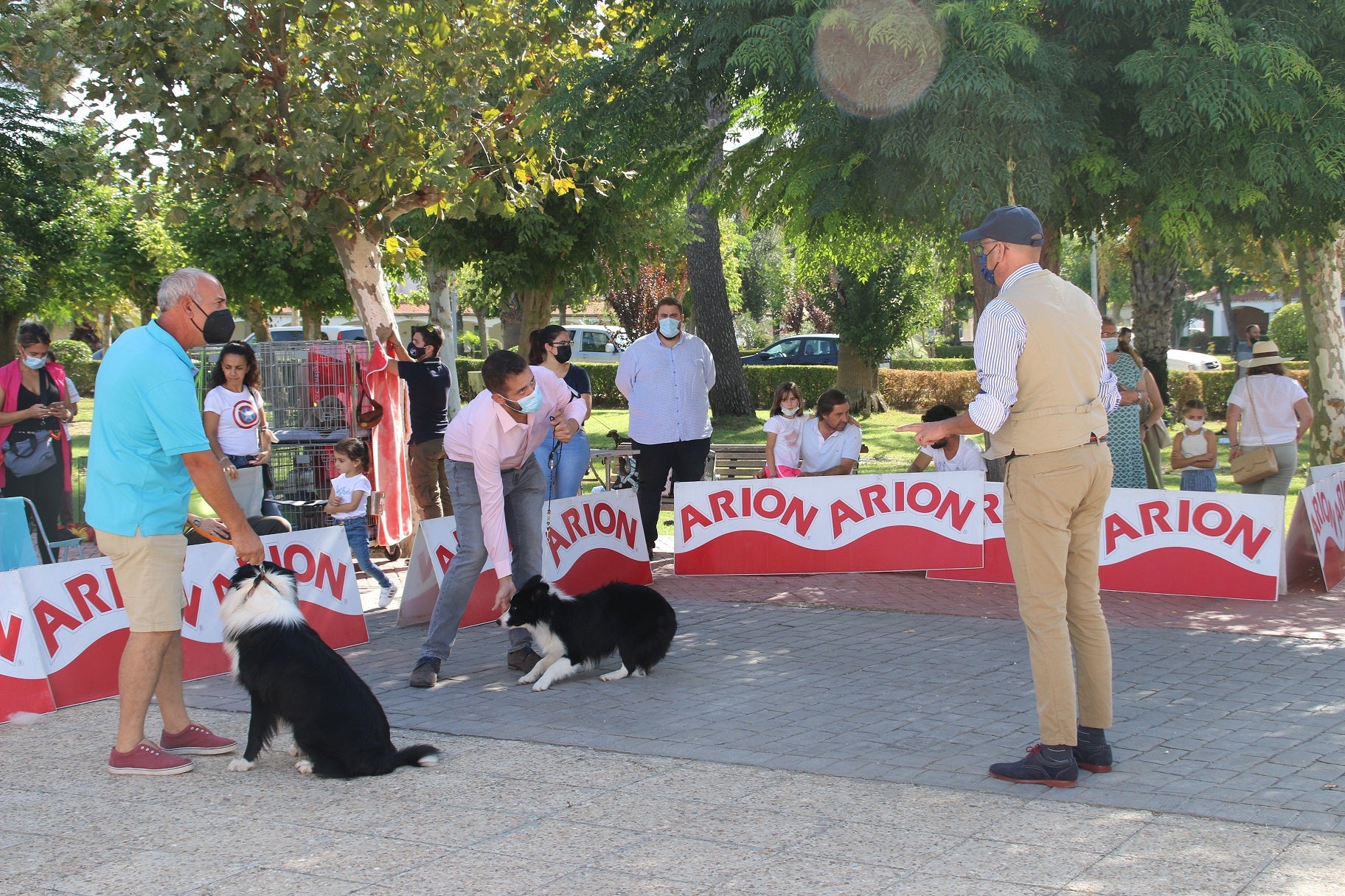 Participantes en el I Concurso Canino Nacional celebrado en Entrerríos. 