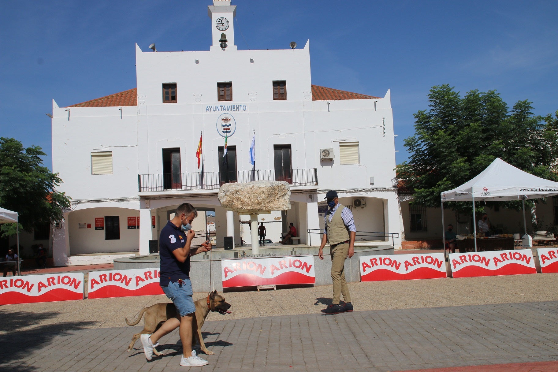 Participantes en el I Concurso Canino Nacional celebrado en Entrerríos. 