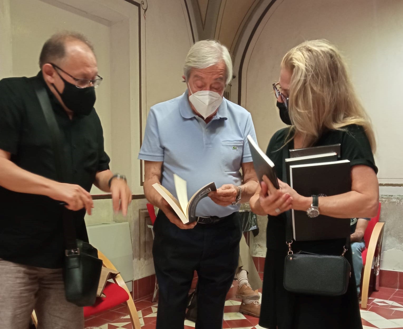 La bisnieta de Felipe Trigo, Elena Azuola junto a Agustín Jiménez y Dionisio Martín. 