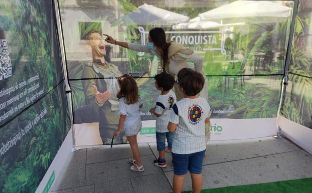 Varios niños visitan el stand de ecovidrio en Villanueva de la Serena. 
