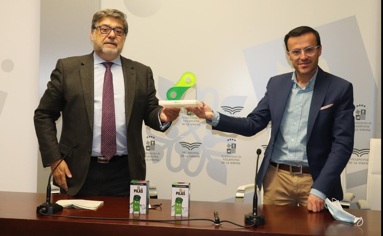 José Pérez entrega a Miguel Ángel Gallardo el galardón.