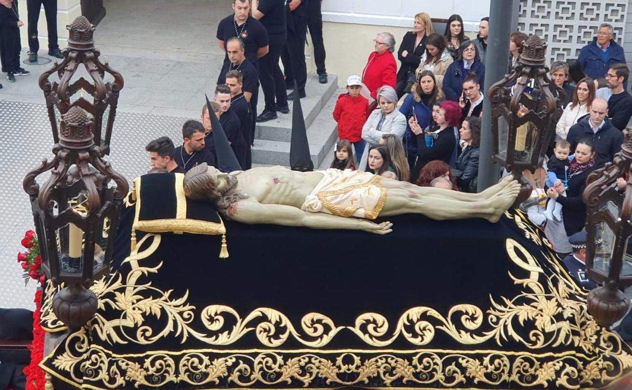 Imagen del Cristo Yacente en procesión. 