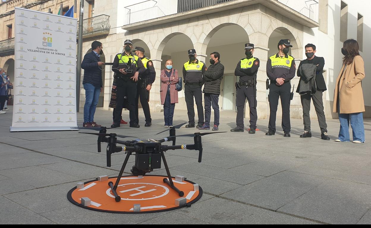 La Policía Local hace una demostración con el nuevo dron. 