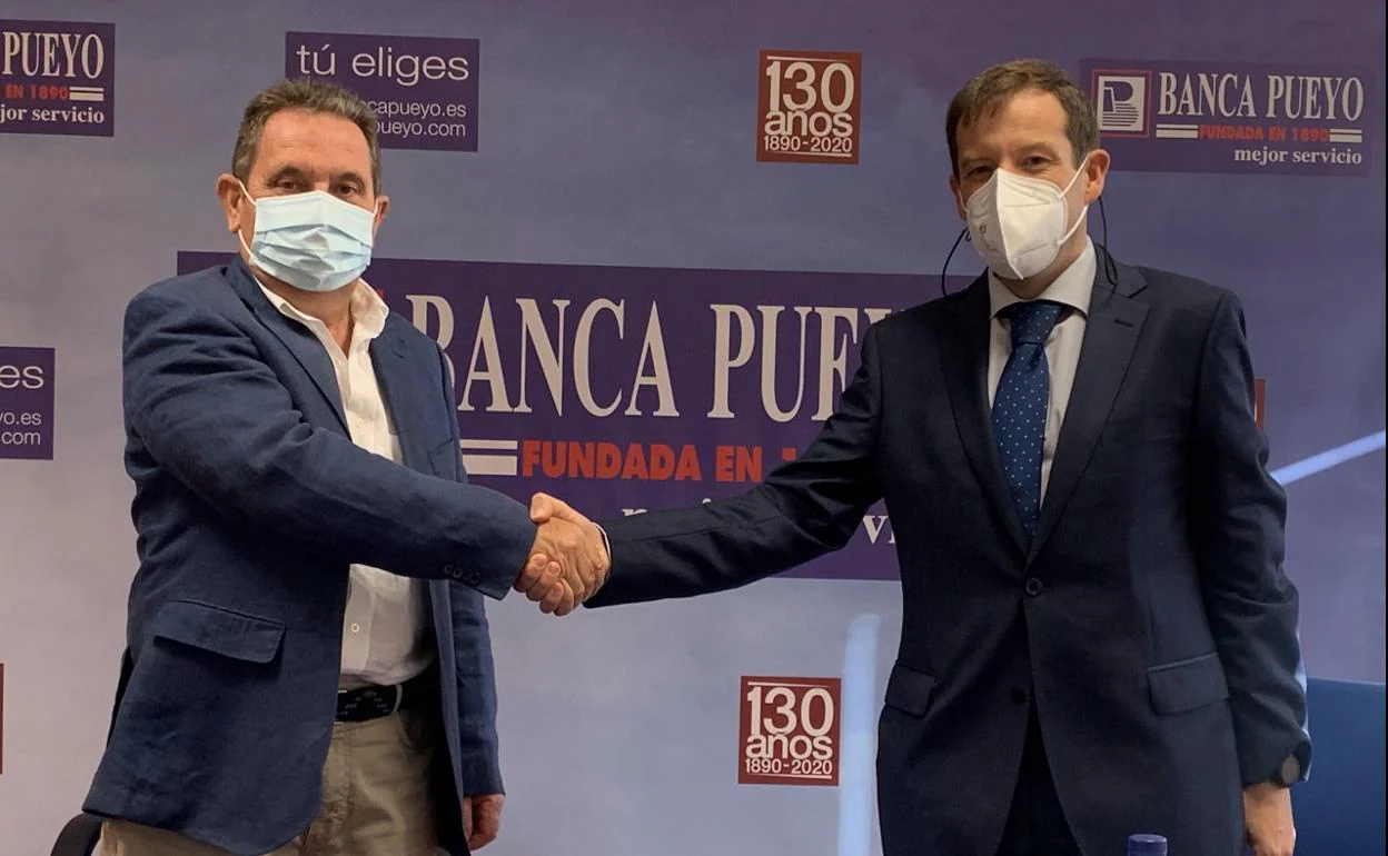 Javier del Pueyo y Aurelio Juzgado sellan el acuerdo. 