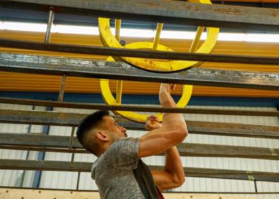Imagen secundaria 1 - Momentos de Juanjo Paredes durante la prueba con diferentes obstáculos. 