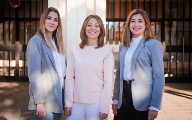 Isabel Olivares, María Jesús Carmona y Juli Guisado son presdidenta, vicepresidenta y secretaria. 
