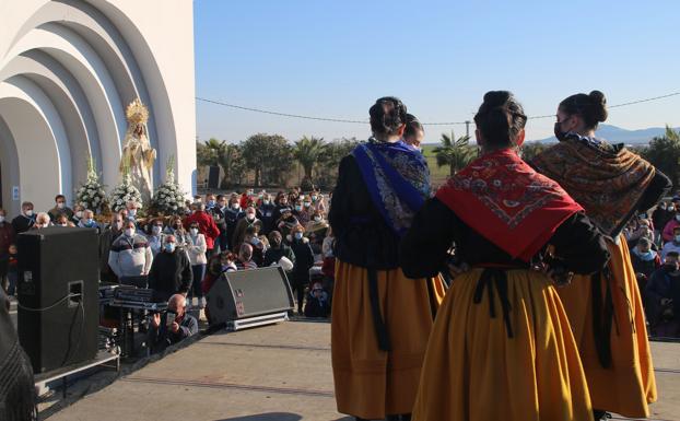 Cogolla y la Escuela de Folklore bailaron ante la Virgen. 