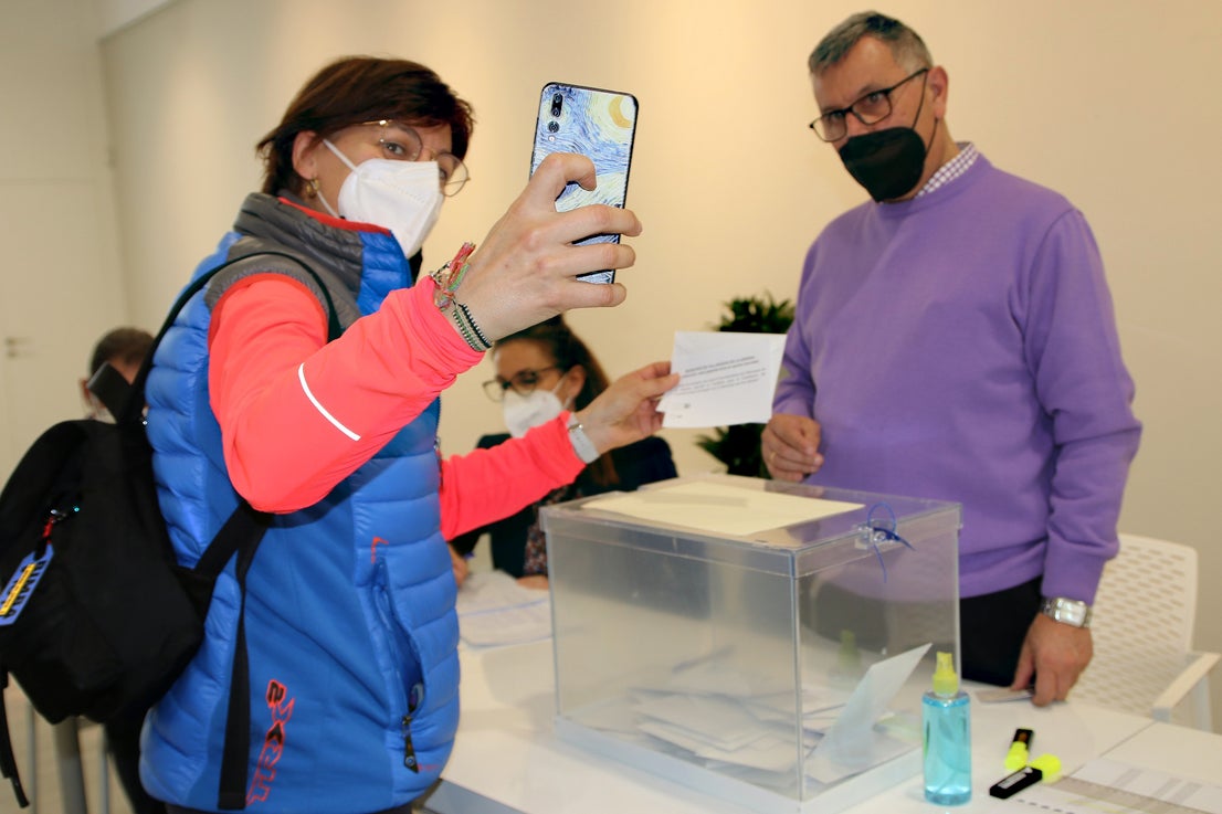 La asistencia el primer día de votación anticipada ha sido bastante alta. 