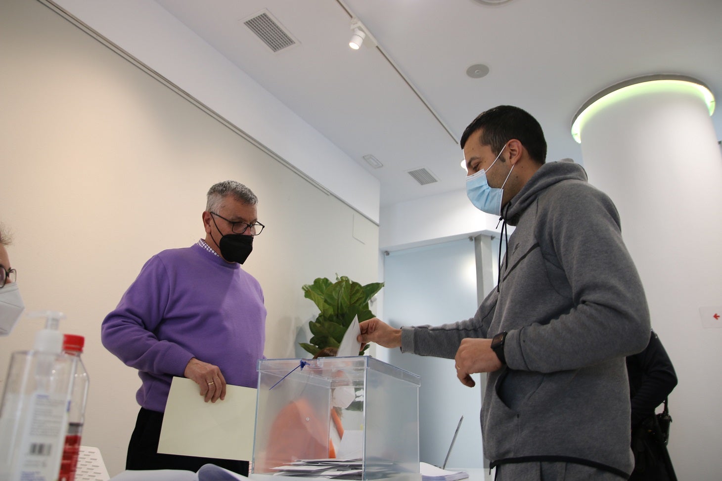 La asistencia el primer día de votación anticipada ha sido bastante alta. 