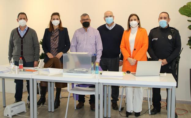 Miembros de la mesa electoral, junto al Secretario General del Ayuntamiento y un agente de Policía Local. 