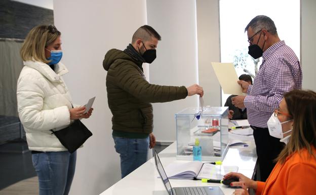 Durante todos el día son muchos los que han acudido a votar anticipadamente. 