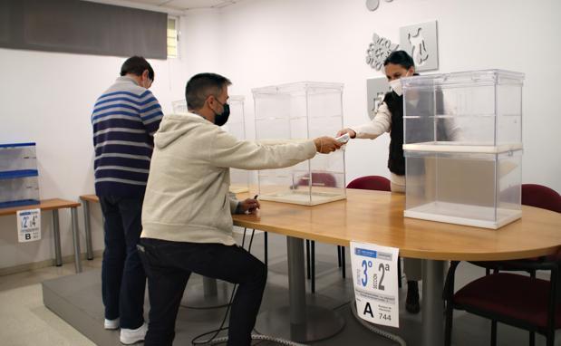 Trabajadores municipales ordenan las papeletas de la consulta popular. 