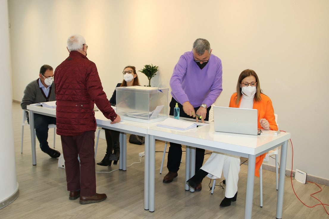 La asistencia el primer día de votación anticipada ha sido bastante alta. 