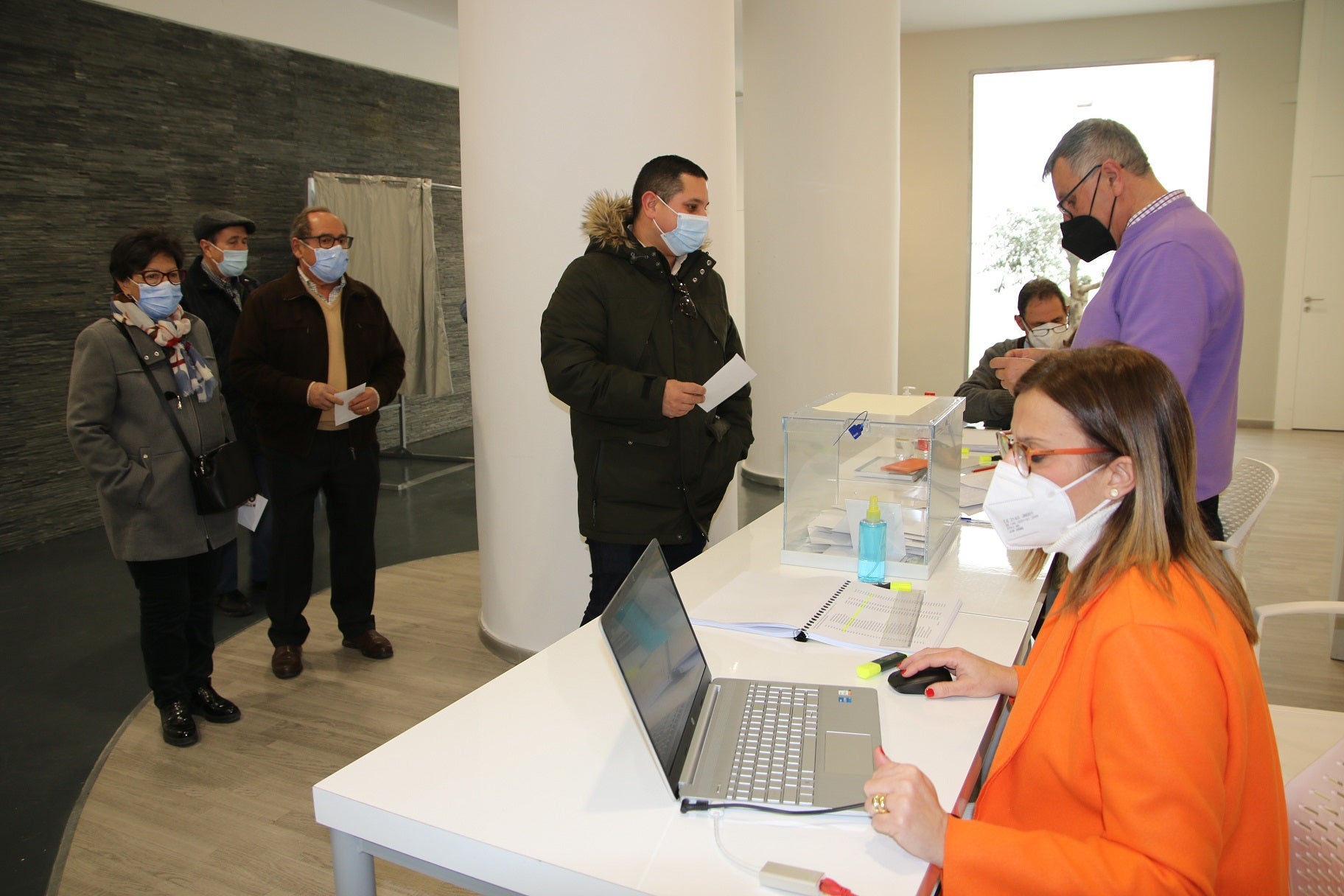 La asistencia el primer día de votación anticipada ha sido bastante alta. 