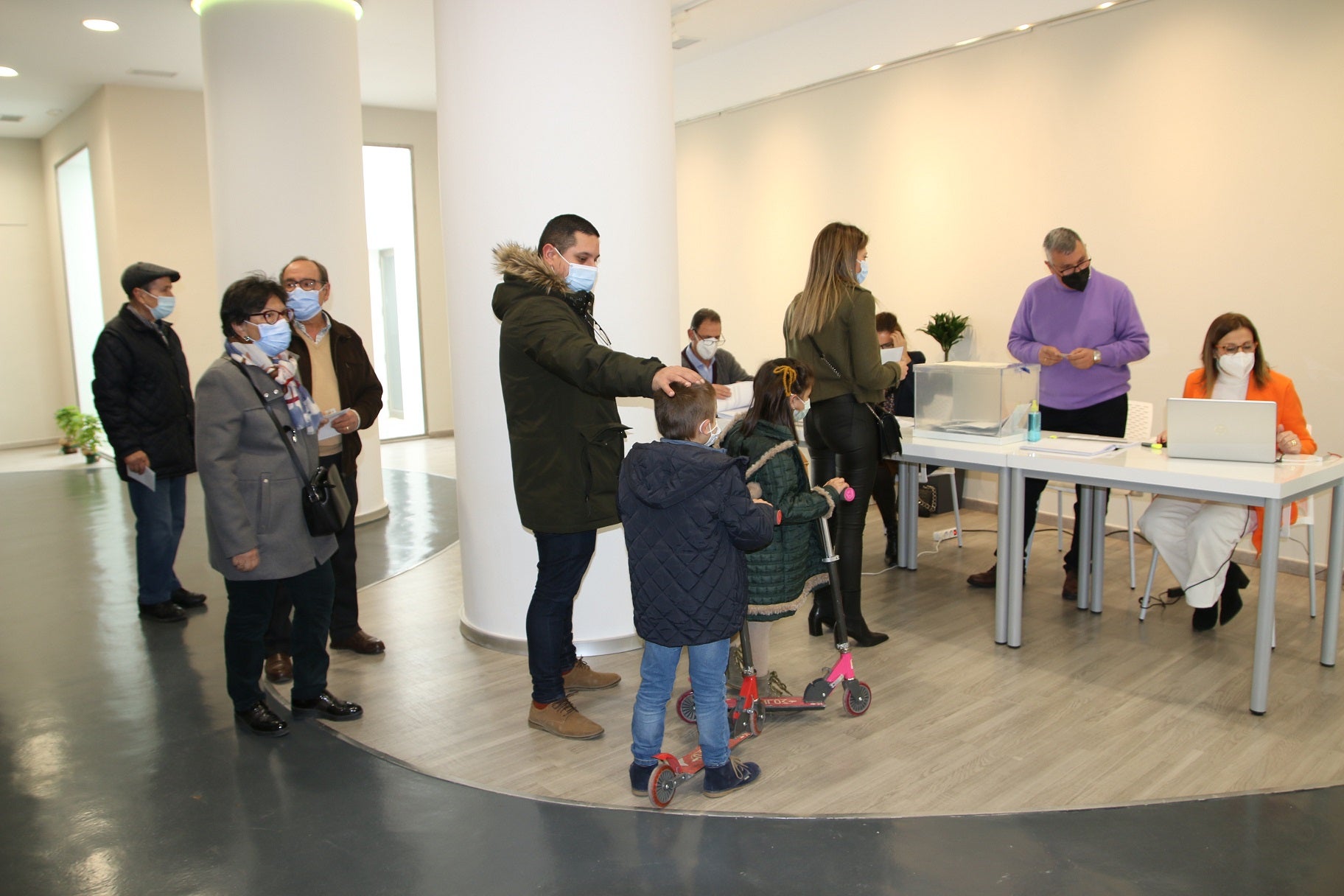 La asistencia el primer día de votación anticipada ha sido bastante alta. 