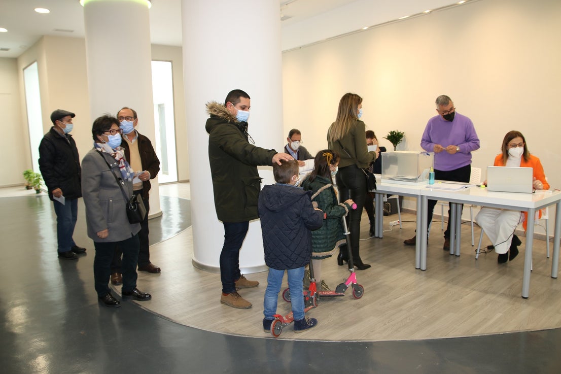 La asistencia el primer día de votación anticipada ha sido bastante alta. 