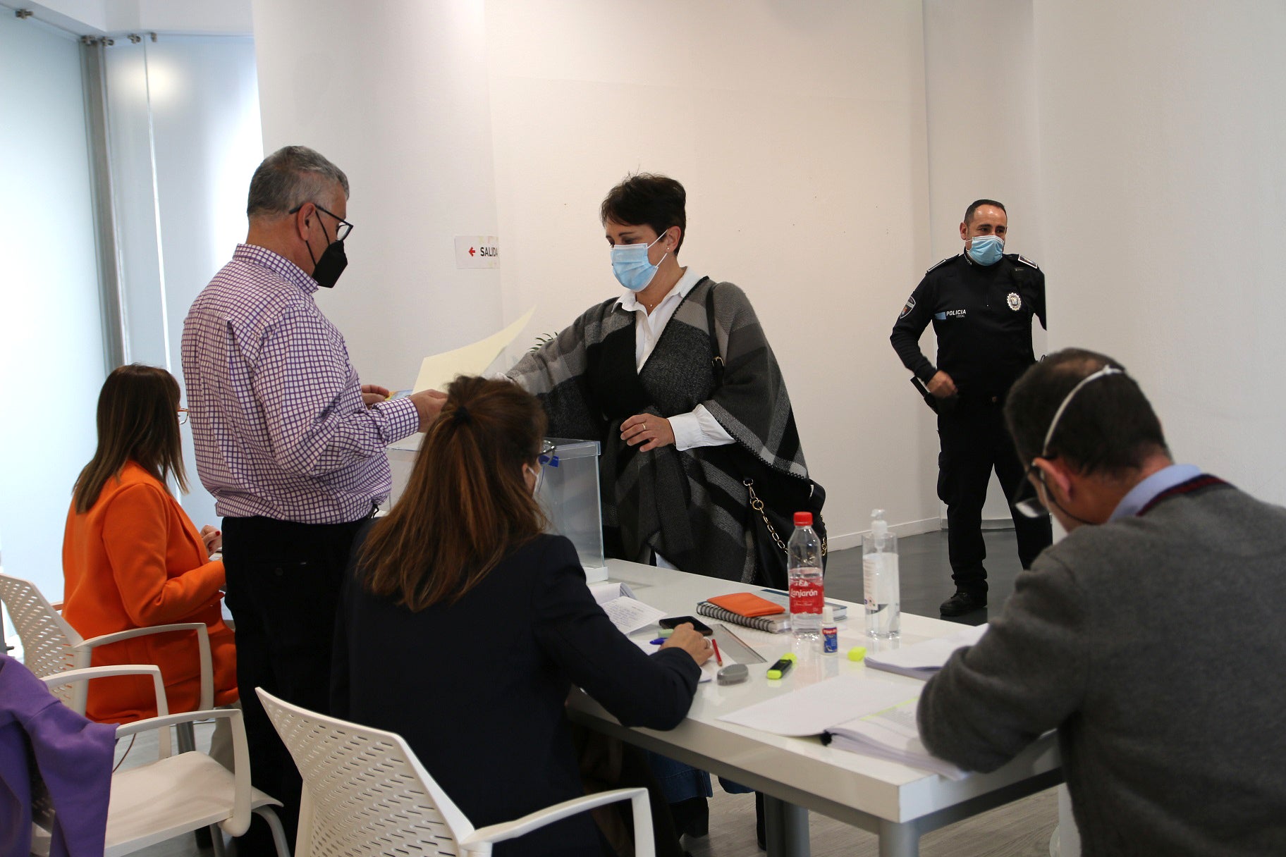 La asistencia el primer día de votación anticipada ha sido bastante alta. 