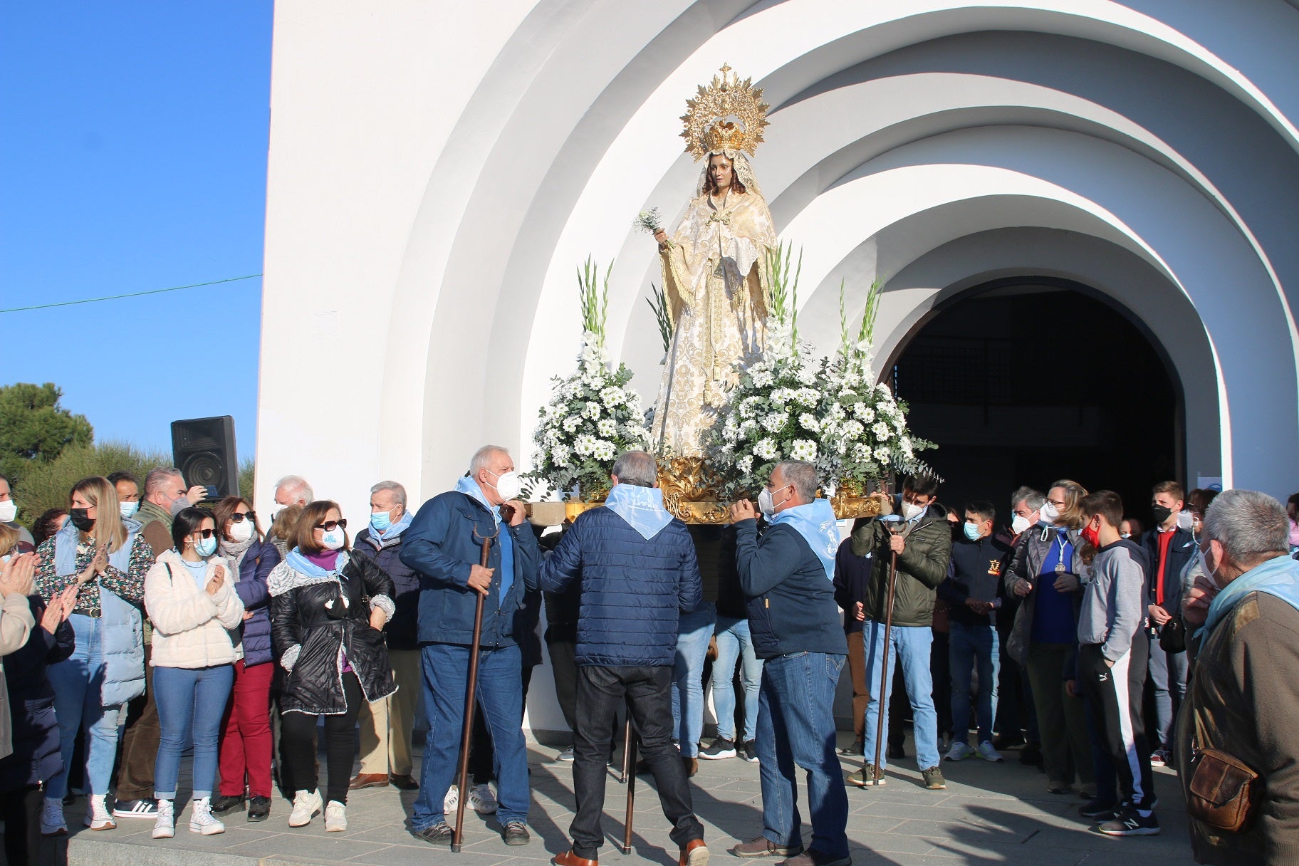 Emoción al volver a acompañar a la Virgen de la Aurora en su traída. 