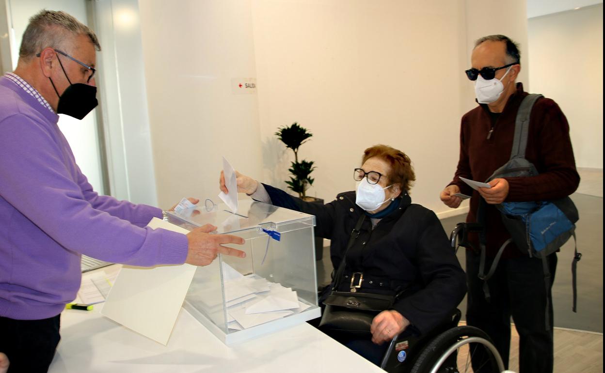 Una mujer vota por el proyecto de unión entre Don Benito y Villanueva. 