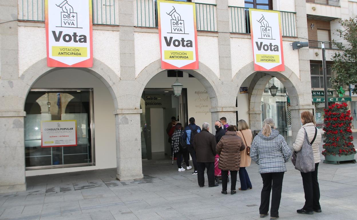 Colas para votar este jueves 3 de febrero. 
