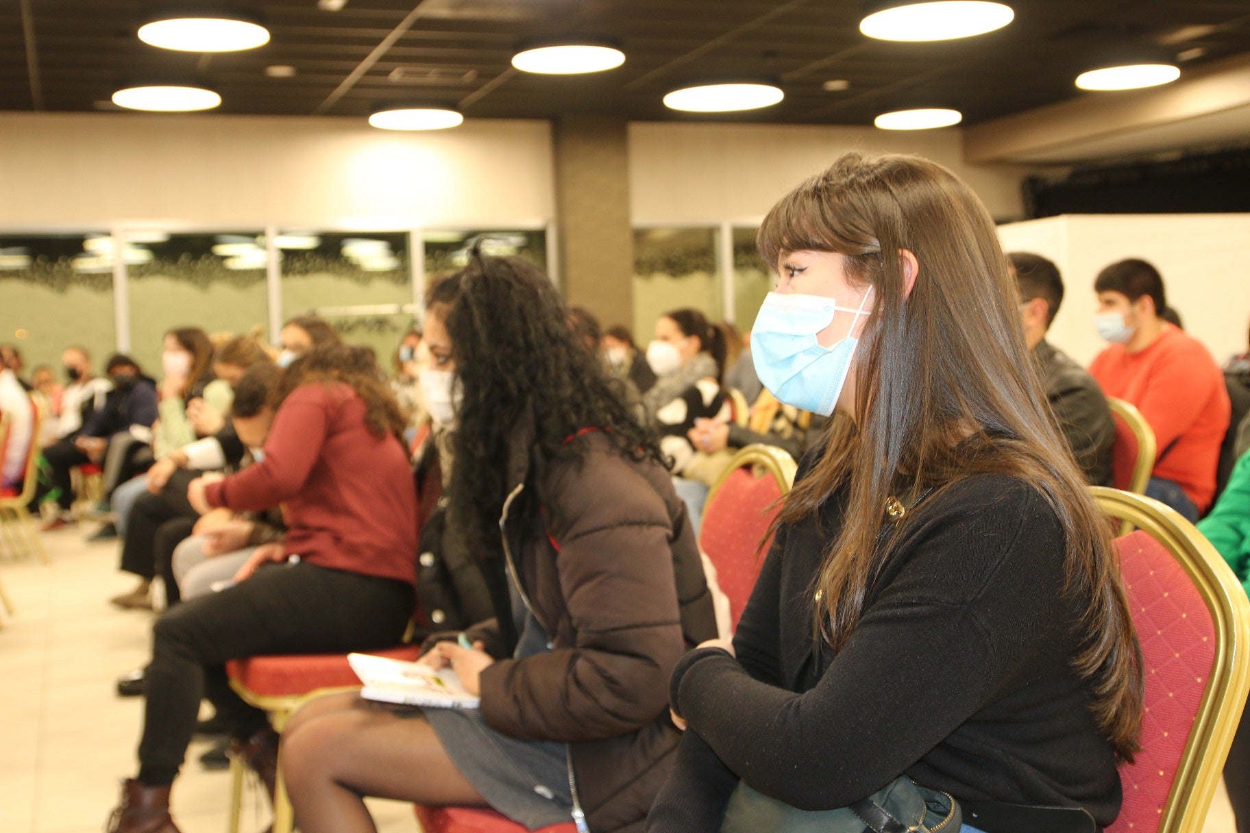 Los jóvenes asisten a una charla informativa sobre el proyecto de unión. 