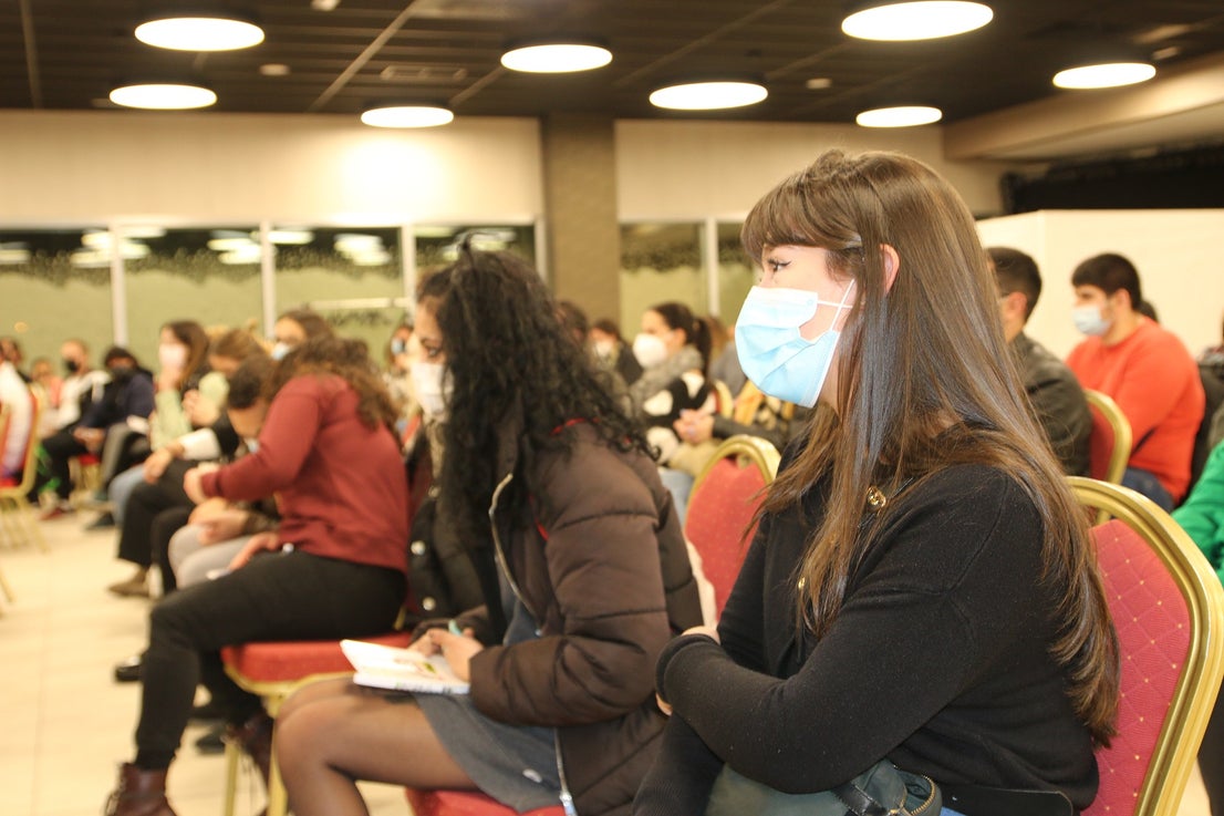 Los jóvenes asisten a una charla informativa sobre el proyecto de unión. 