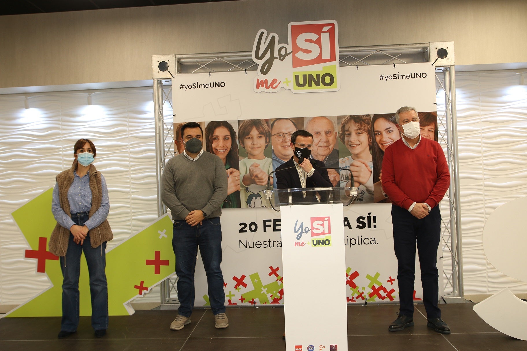 Los jóvenes asisten a una charla informativa sobre el proyecto de unión. 