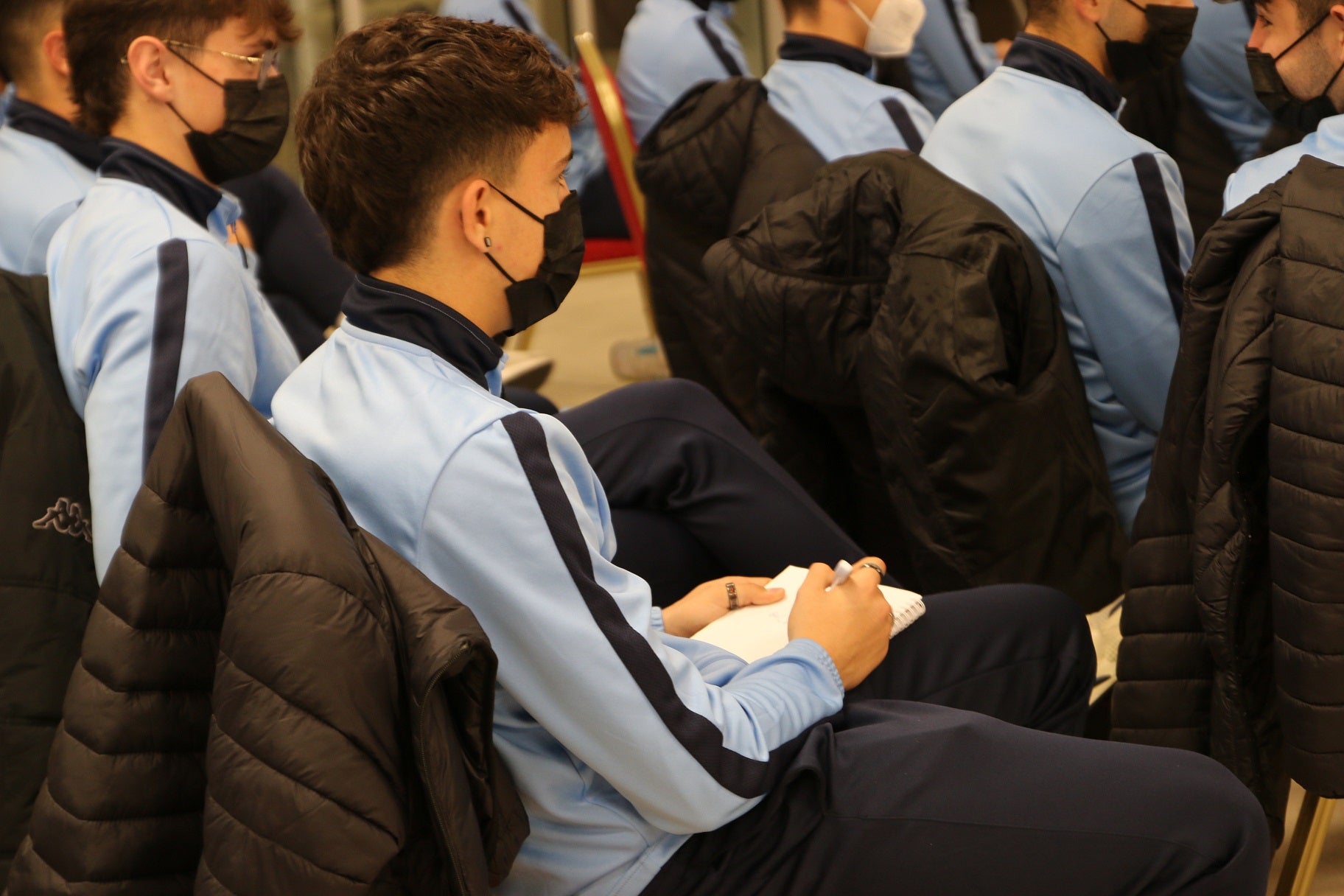 Los jóvenes asisten a una charla informativa sobre el proyecto de unión. 