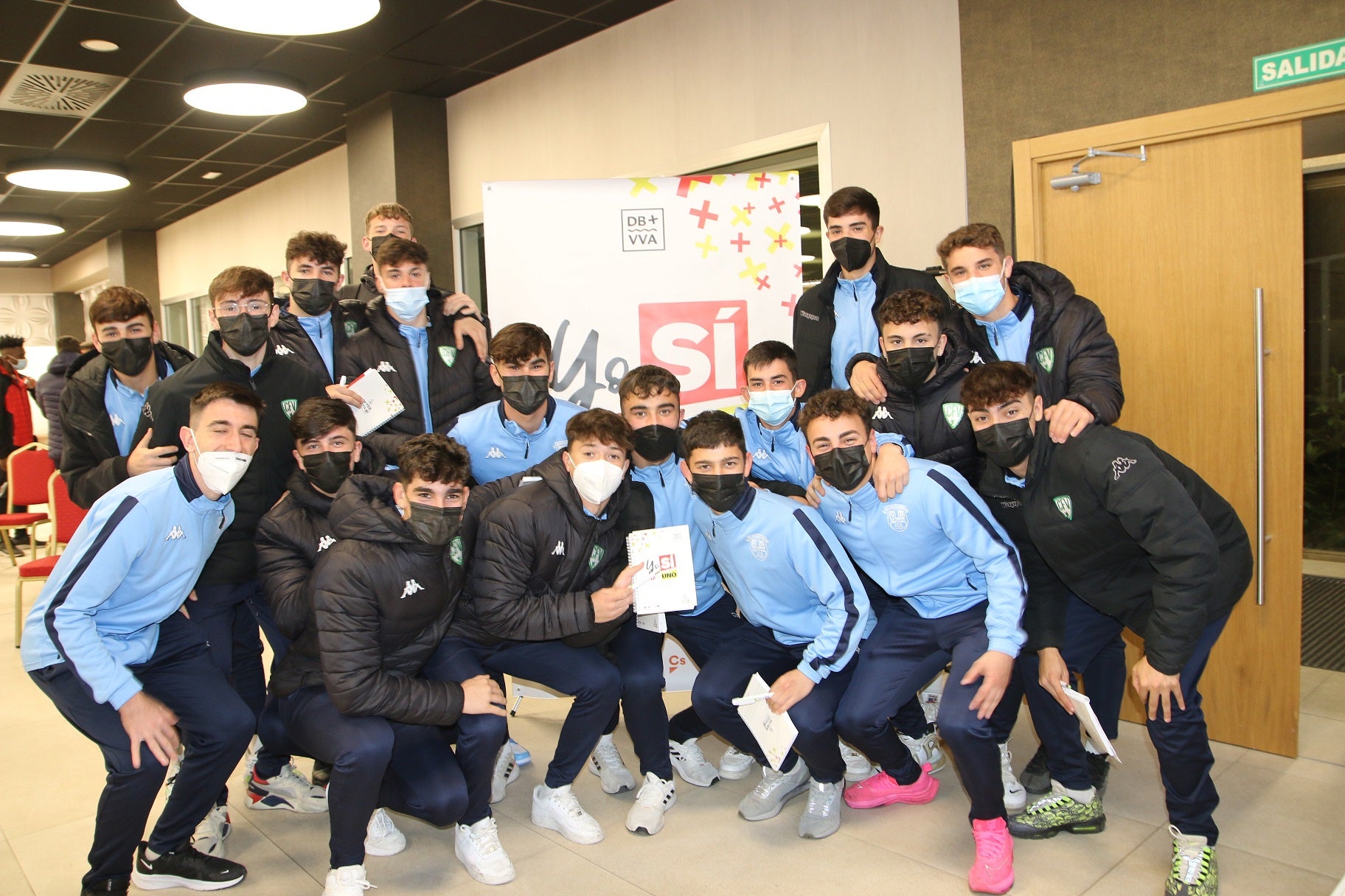 Los jóvenes asisten a una charla informativa sobre el proyecto de unión. 