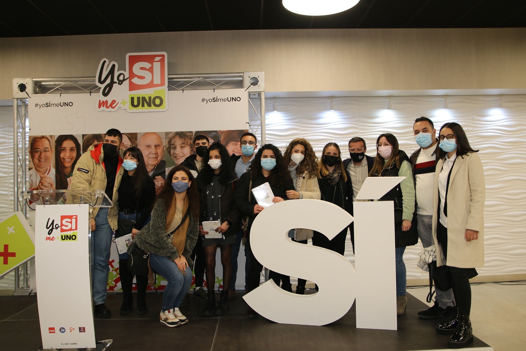 Los jóvenes asisten a una charla informativa sobre el proyecto de unión. 