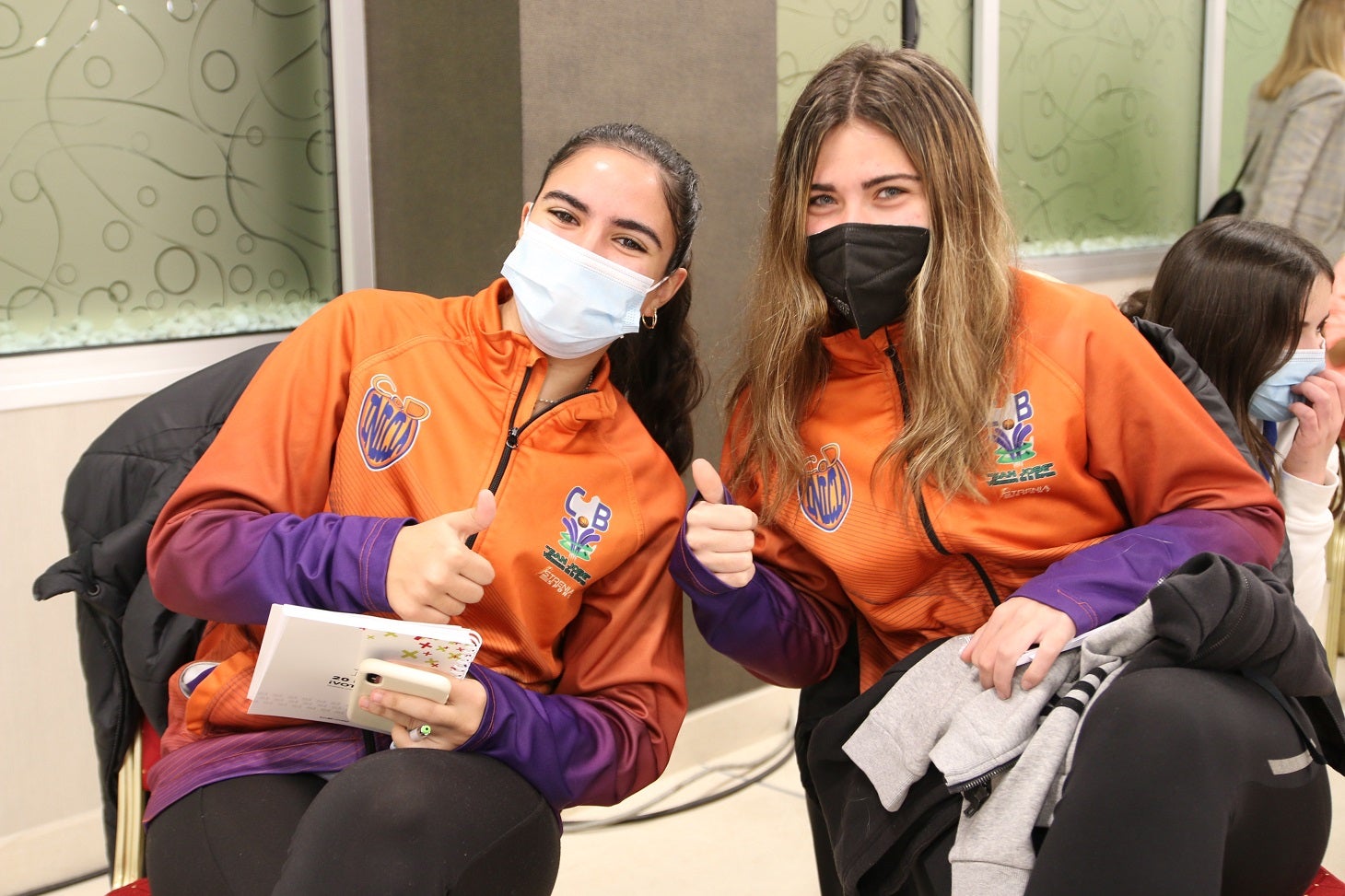 Los jóvenes asisten a una charla informativa sobre el proyecto de unión. 