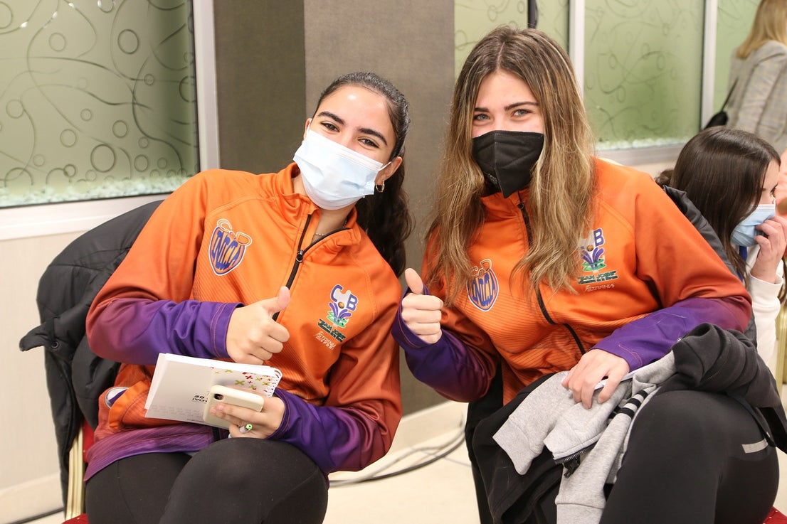 Los jóvenes asisten a una charla informativa sobre el proyecto de unión. 