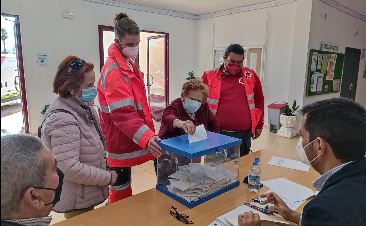 Cruz Roja trasladó a varios vecinos para votar a los colegios electorales