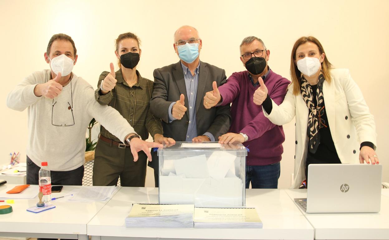 Placidia Bayón, Alfonso Calvo, Bernardo Gonzalo, Rosa Aparicio y José Ruiz con una de las urnas. 