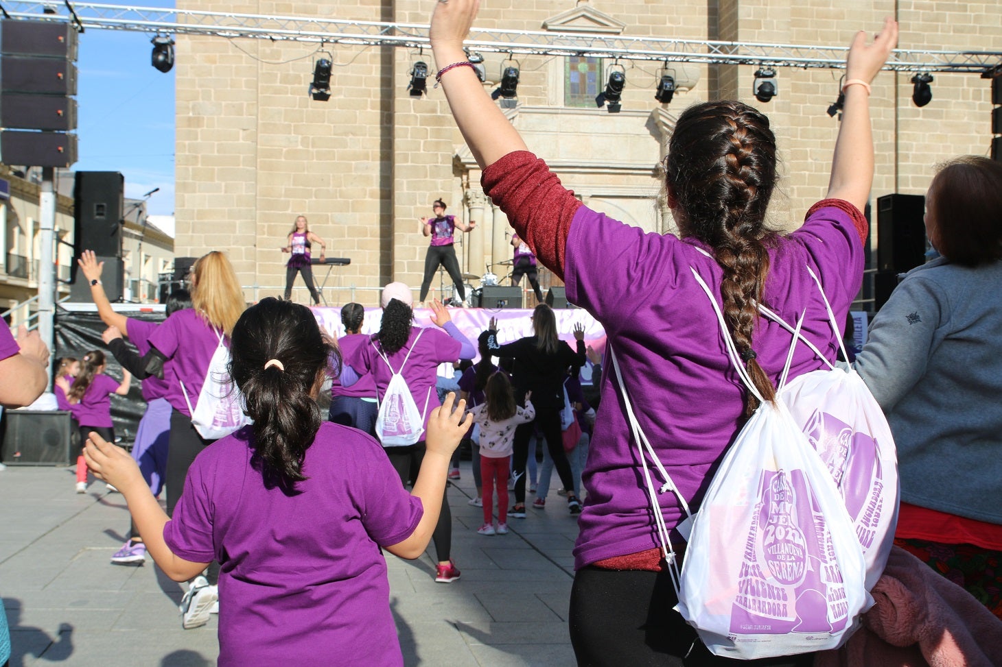 Cientos de mujeres participaron en la Carrera de la Mujer de Villanueva.