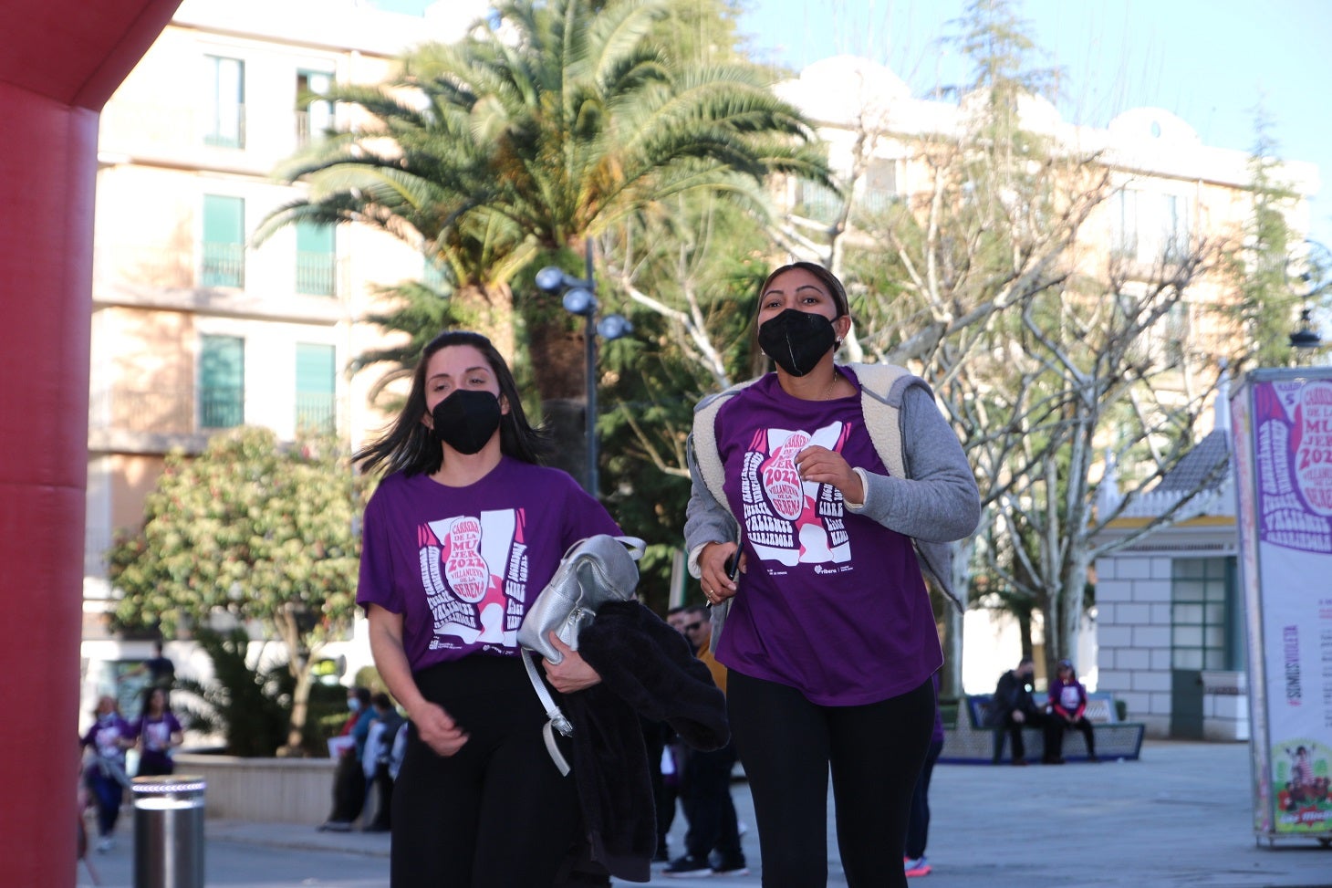 Cientos de mujeres participaron en la Carrera de la Mujer de Villanueva.