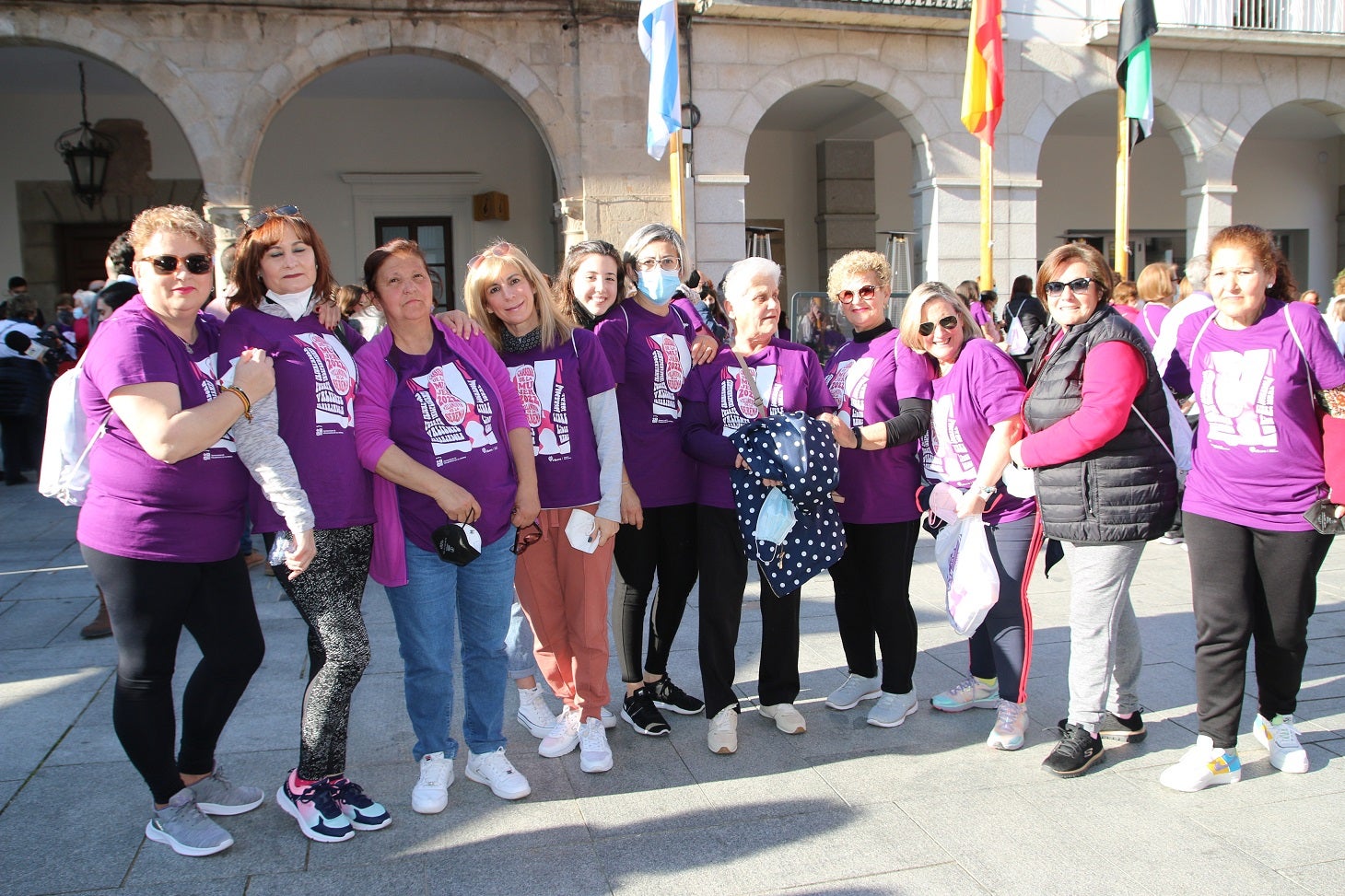 Cientos de mujeres participaron en la Carrera de la Mujer de Villanueva.