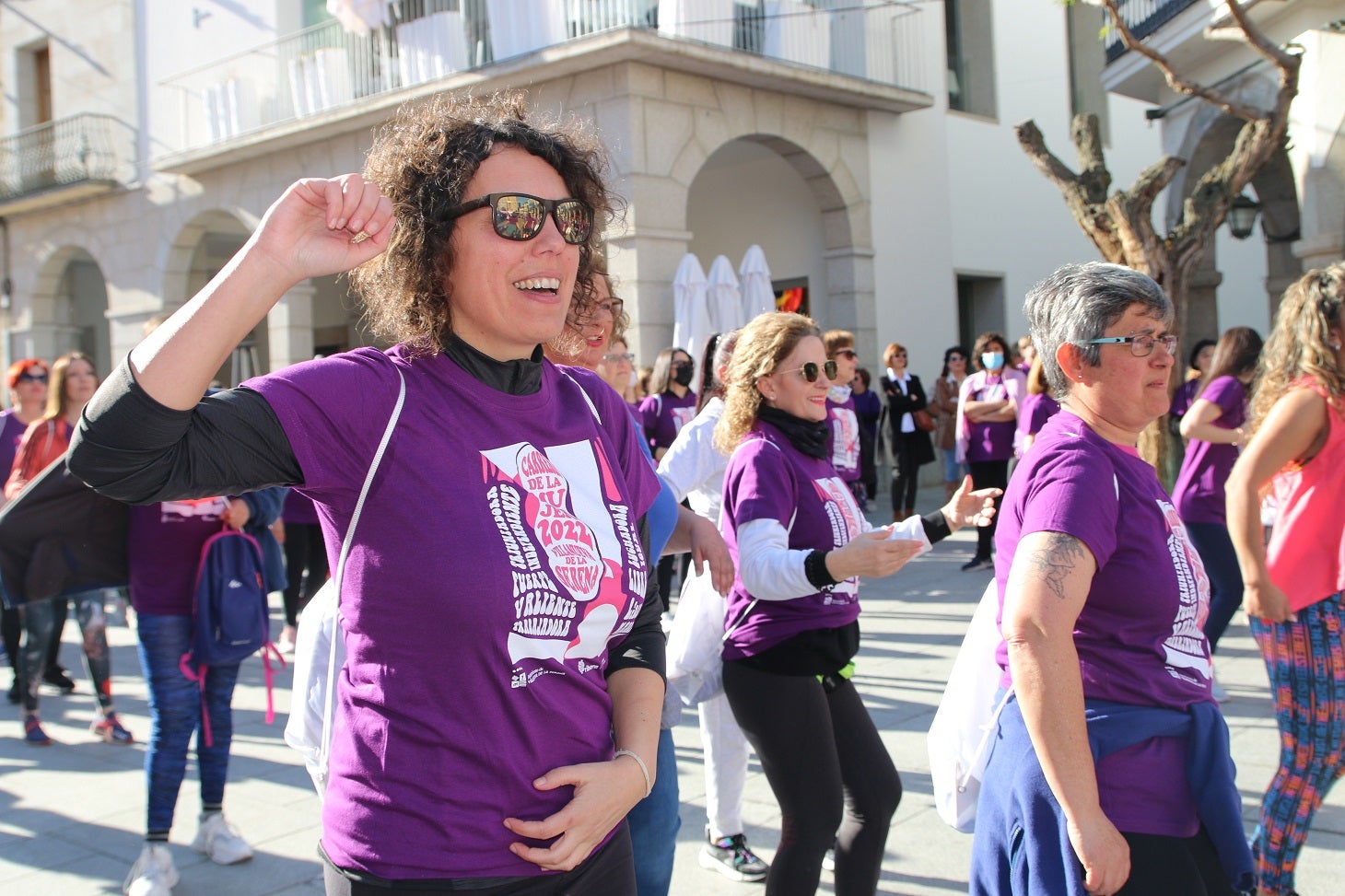 Cientos de mujeres participaron en la Carrera de la Mujer de Villanueva.