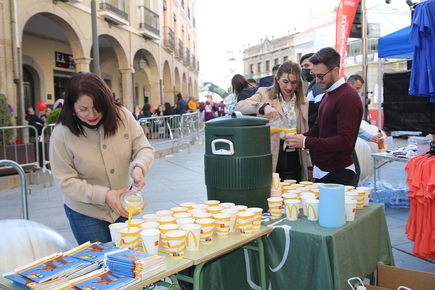 Cientos de mujeres participaron en la Carrera de la Mujer de Villanueva.