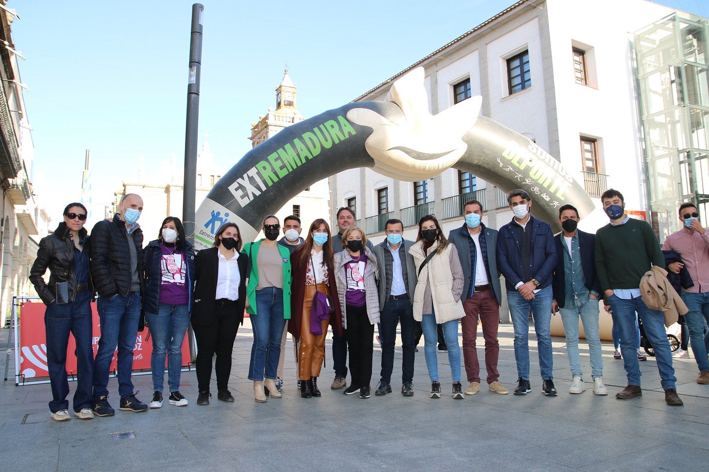 Cientos de mujeres participaron en la Carrera de la Mujer de Villanueva.